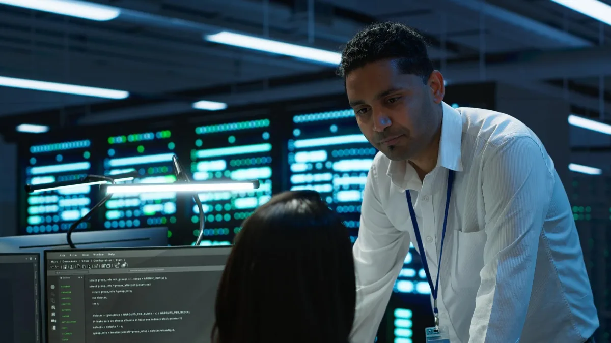 Engenheiro de redes analisando latencia redes corporativas brasilia em monitor profissional